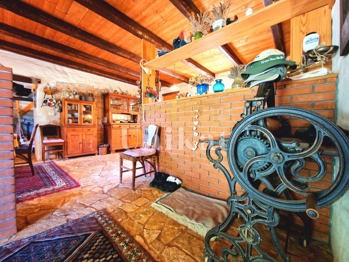 Autentica proprietà con casa in pietra e ampio terreno